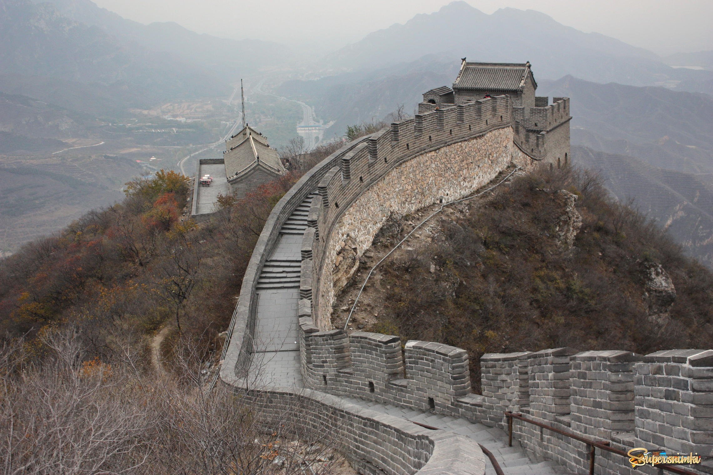 Строение китайской стены. Китай Великая китайская стена. Башни и бойницы Великой китайской стены. Великая китайская стена 3 век. Китайская стена бойницы внутрь Китая.