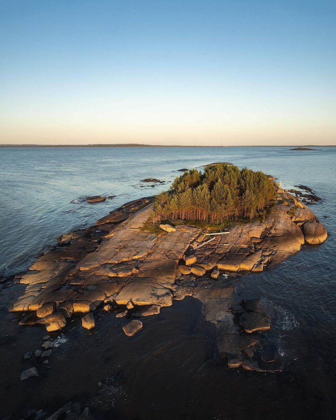 Остров кия. Онега Архангельск белое море кий остров. Кий остров Архангельск. Белое море Онега. Остров кий в белом море.