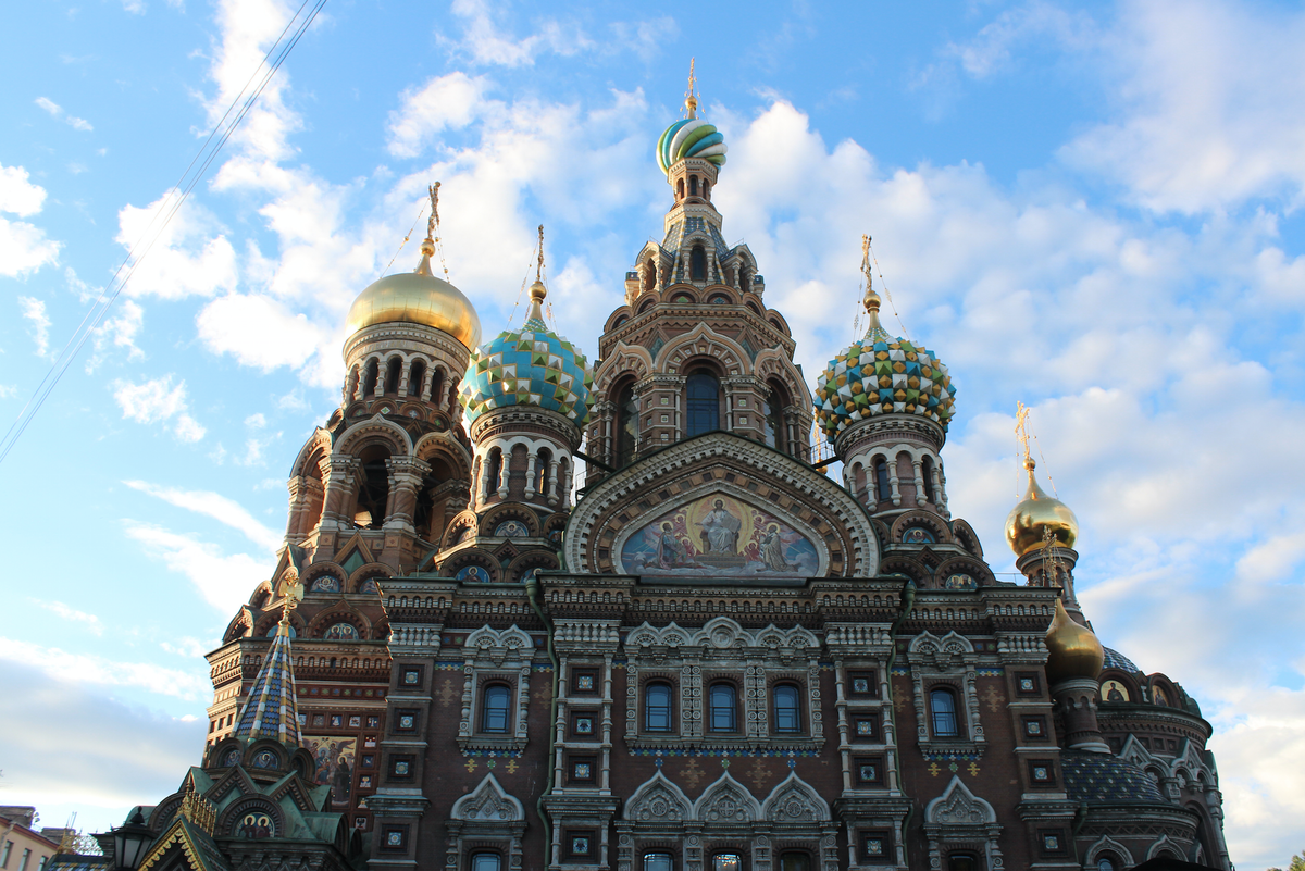 Питер стоит ли. Парк у Спаса на крови в Санкт-Петербурге. Проект храм Спаса на крови. Храм Спаса на крови и портреты Екатеринбург. Копия храма Спаса на крови в Йошкар Оле.