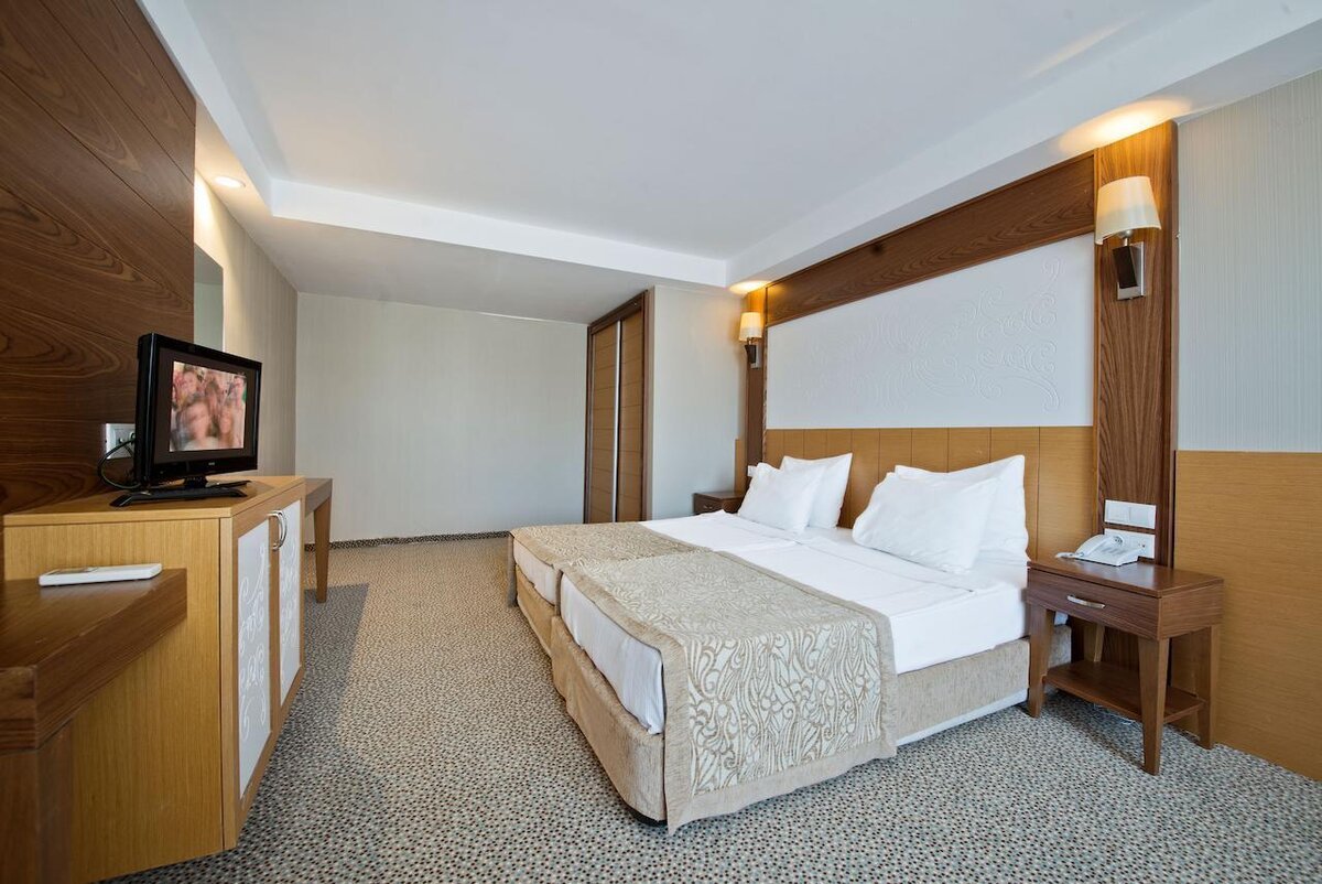 MC Beach Resort Hotel 5