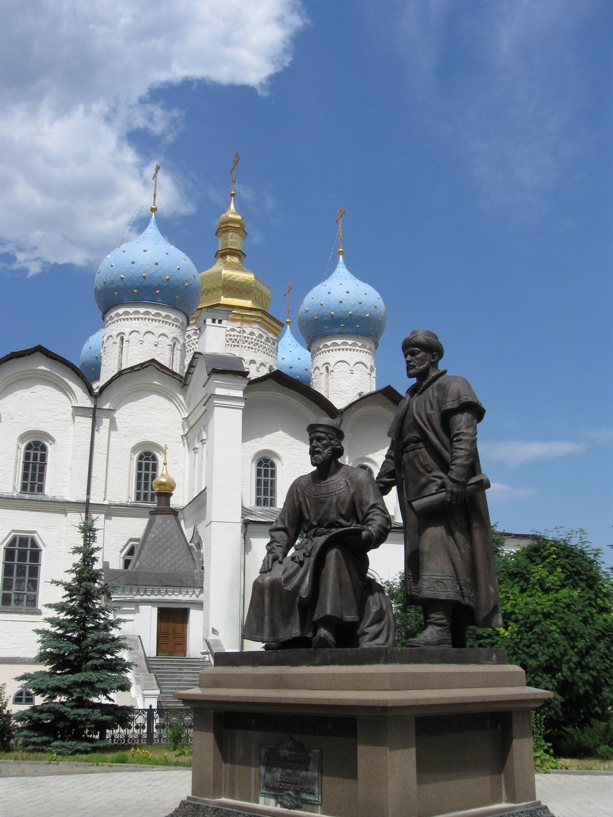 Памятники города казань. Зодчие Казанского Кремля. Памятники Казани памятники Казани. Казань памятник казану в Казани. Памятник культуры Казанский Кремль.