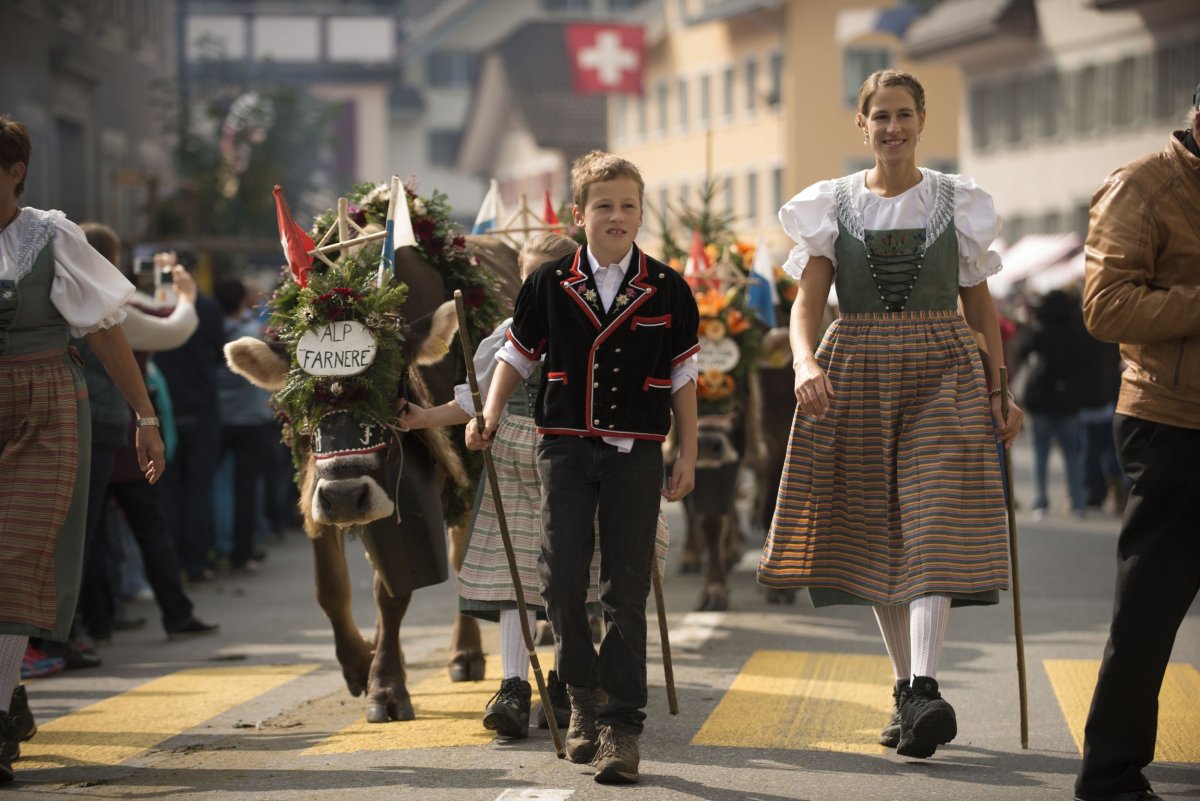 Country traditions. Германо швейцарцы. Йодль Швейцария. Традиции Швейцарии. Национальный праздник Швейцарии.