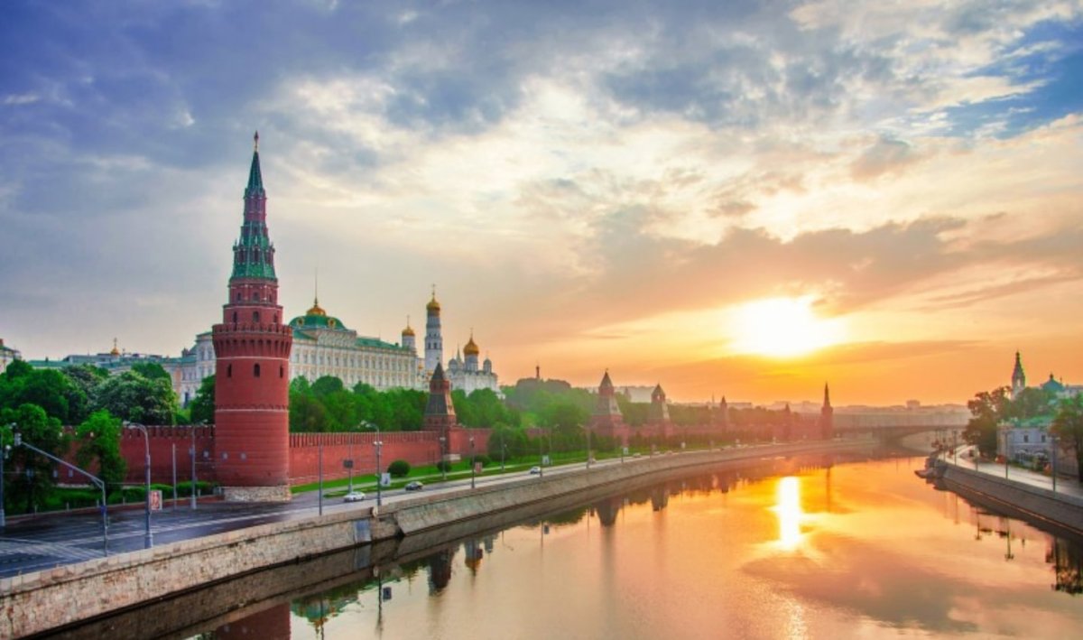Рассвет на рнеке Москви мусор