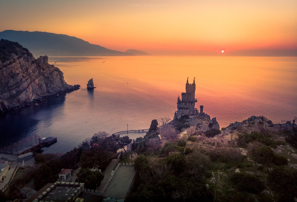 Ласточкино гнездо в Крыму на рассвете