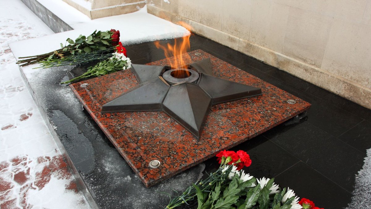 Памятники вечный огонь в Салехарде