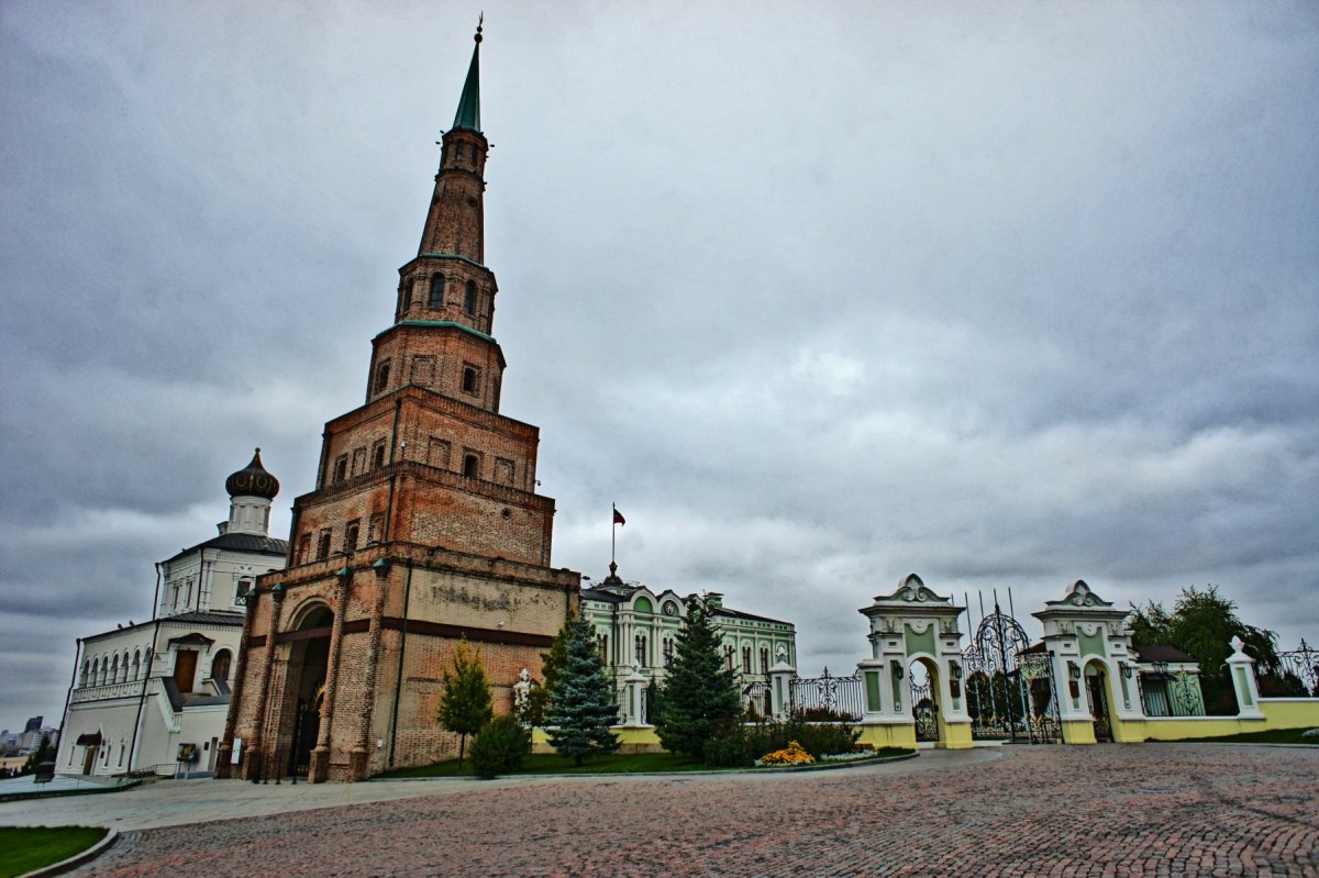 Башня в казанском кремле под наклоном