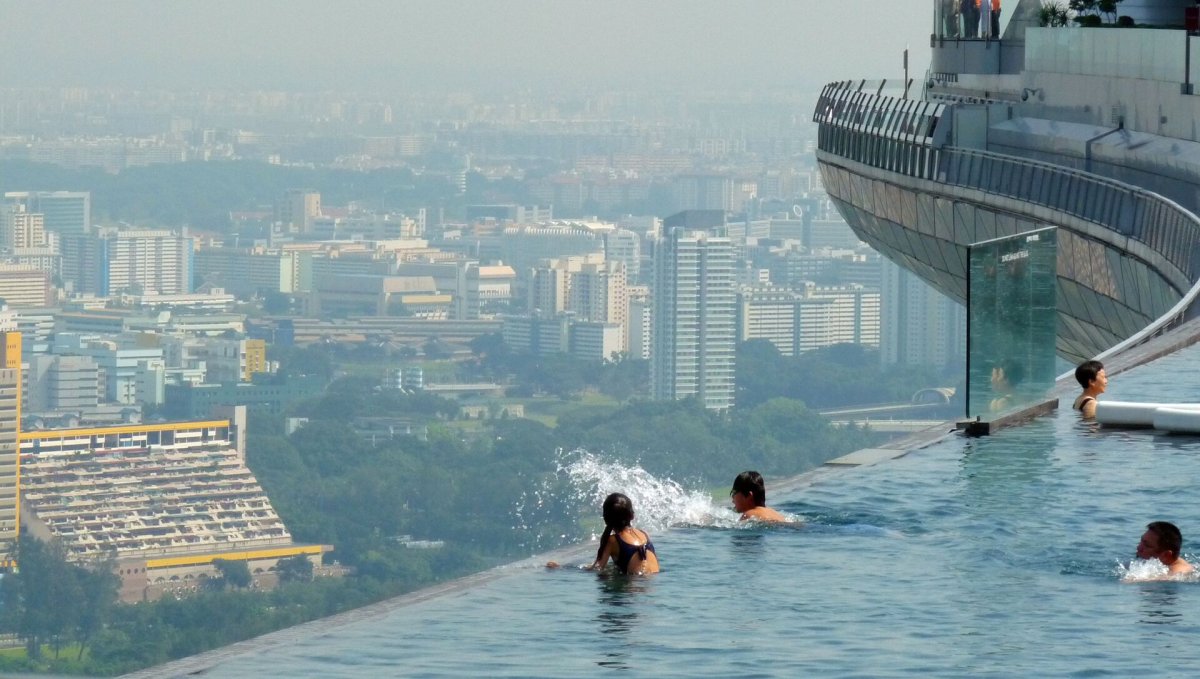Бассейн на небоскребе в Сингапуре