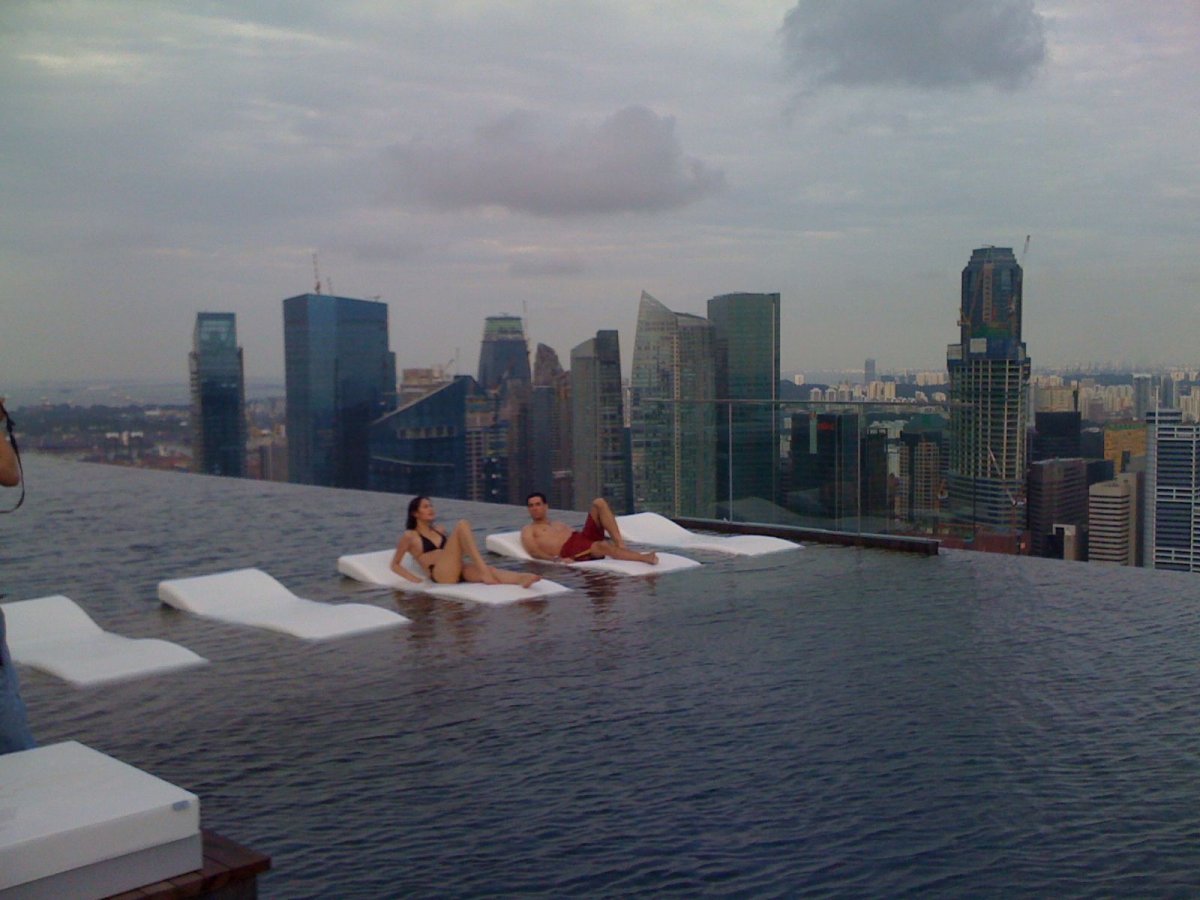 Бассейн на 55 этаже отеля "Marina Bay Sands" в Сингапуре