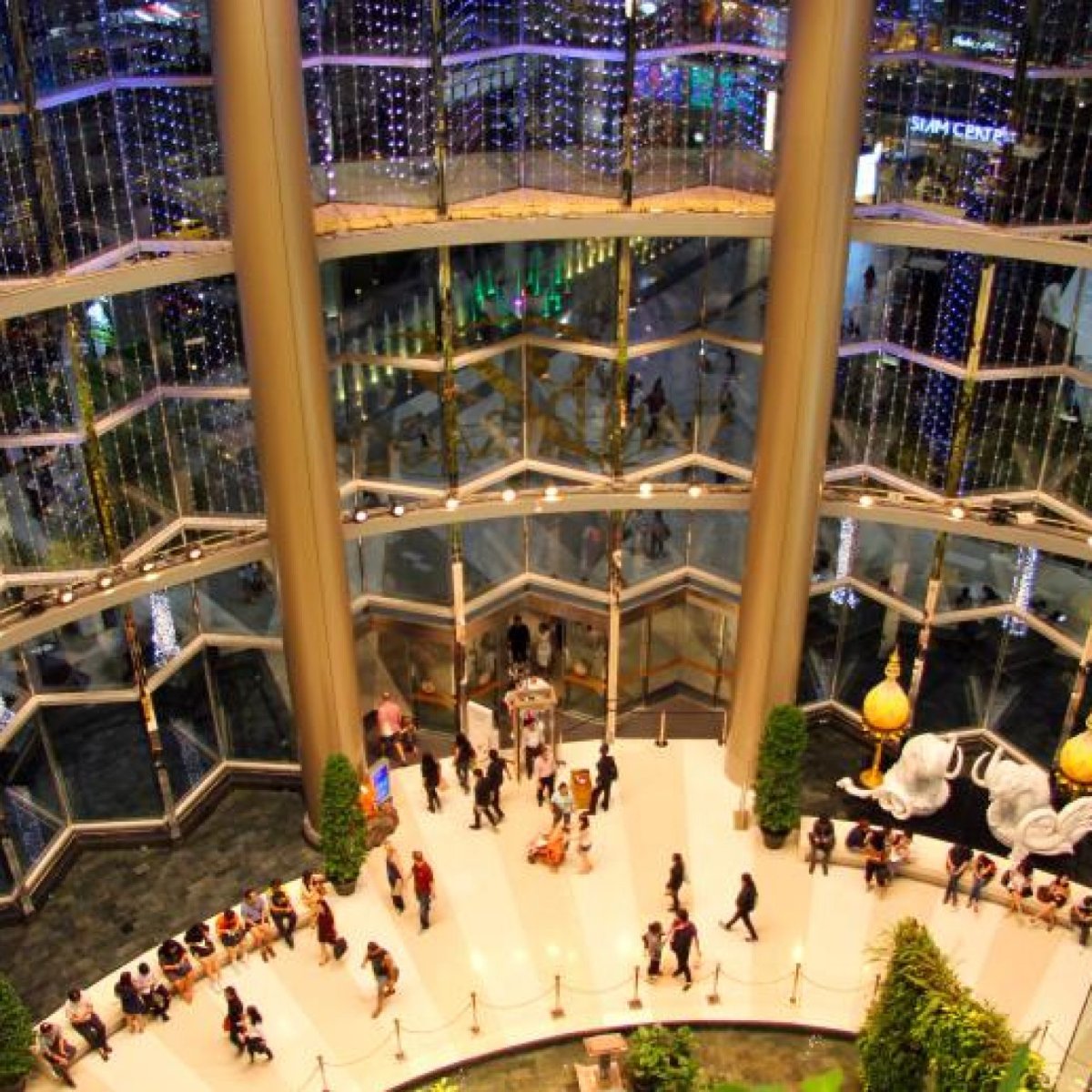 Торговый центр Siam Paragon в Бангкоке зеленая стена