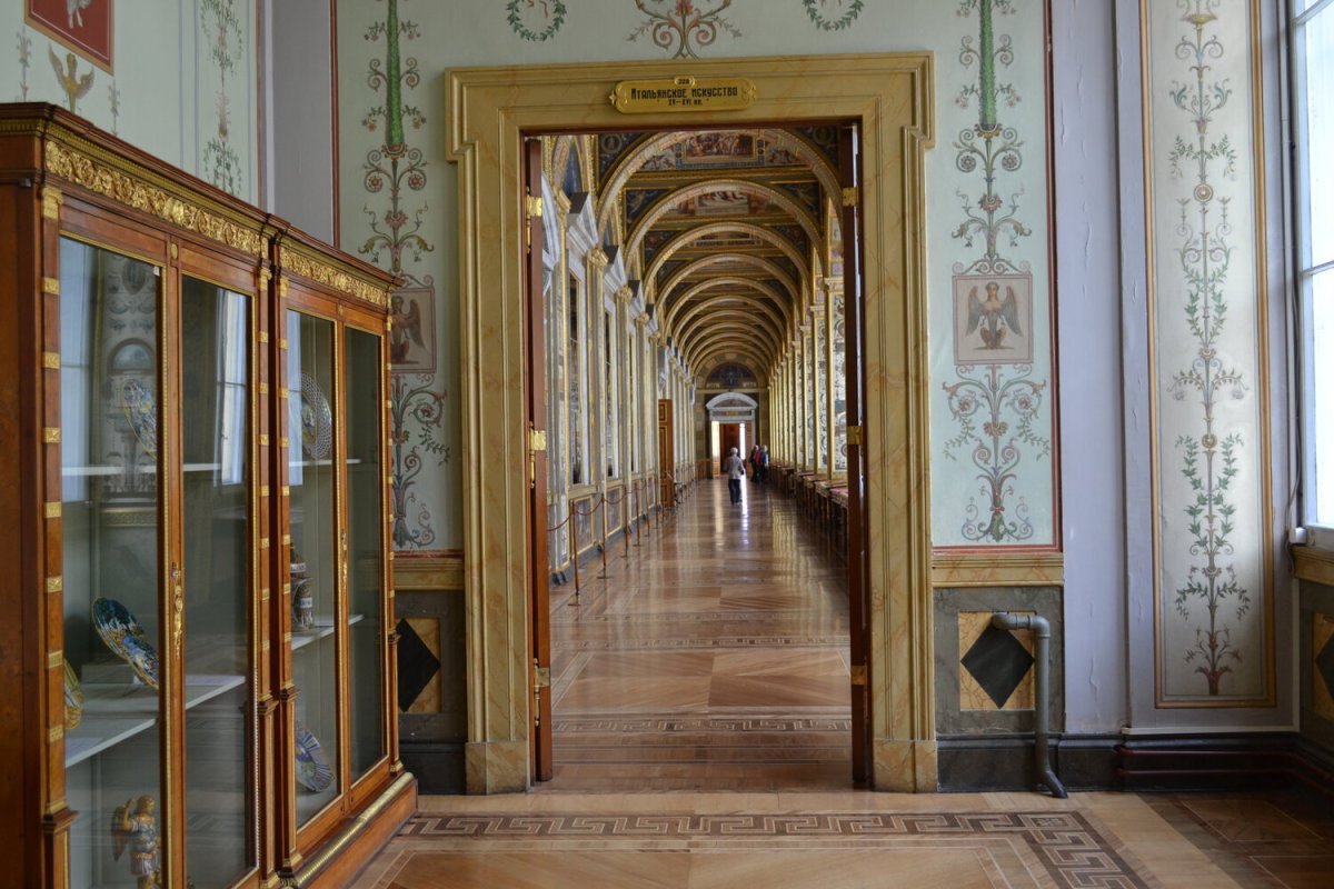 двери дворца