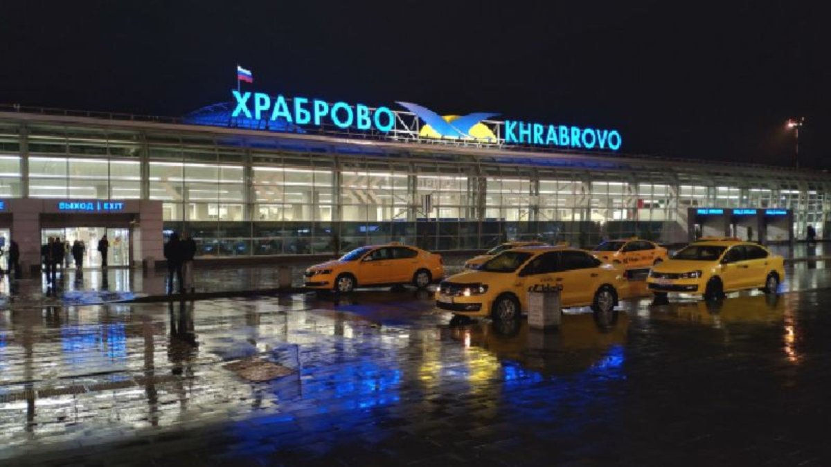 Аэропорт Калининград ночью