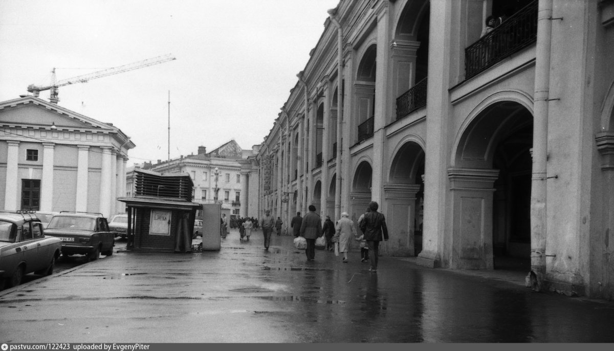 Перинная линия Гостиного двора в Санкт-Петербурге