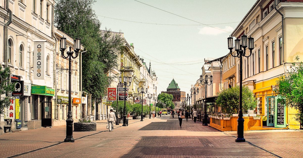 Улица в нижнем как арбат. Улица большая Покровка в Нижнем Новгороде. Нижний Новгород пешеходная улица Покровка.