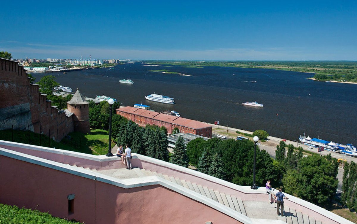 Нижний новгород река. Река Волга Нижний Новгород. Нижний Новгород стрелка слияние двух рек. Нежный Новгород река Волга. Нижний Новгород Кремль стрелка.