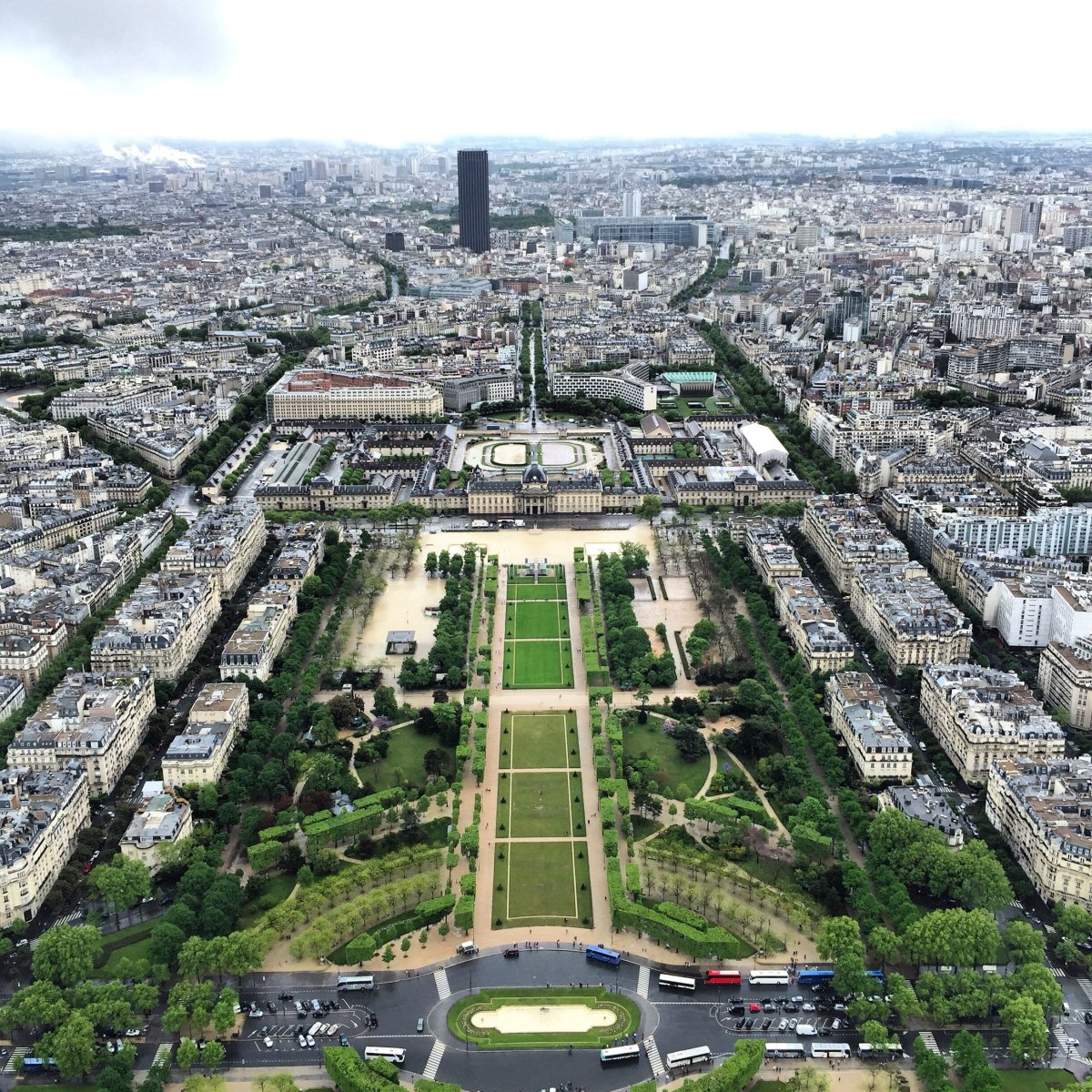 Вид на париж с эйфелевой башни. Париж Елисейские поля Эйфелева башня. Вид с эльфовой башни в Париже. Париж Эйфелева башня вид сверху.