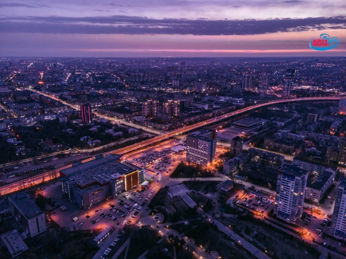 Красивый вид ночного города Волгоград 2021 на обычный телефон