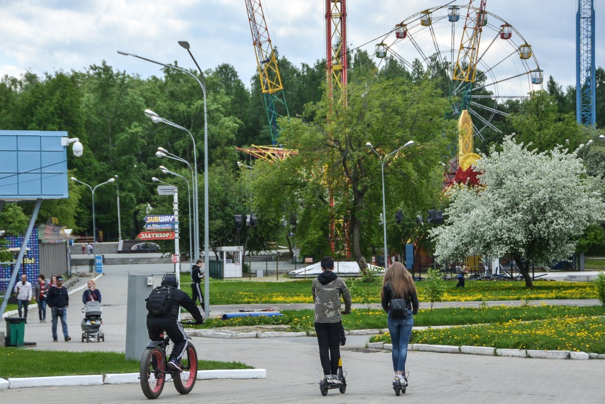 Московский парк екатеринбург. Парк Маяковского Екатеринбург. Парк аттракционов в Екатеринбурге парк Маяковского. Центральный парк Екатеринбург Маяковского. Парк Маяковского Екатеринбург аттракционы.