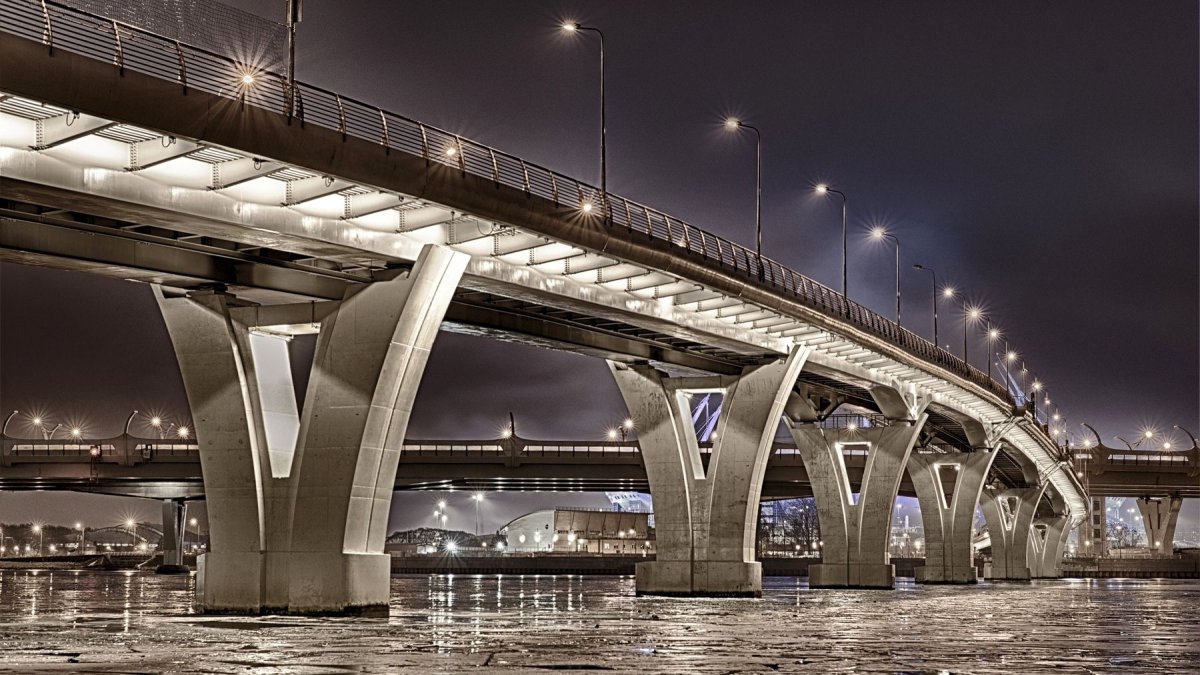 Яхтенский мост в Санкт-Петербурге