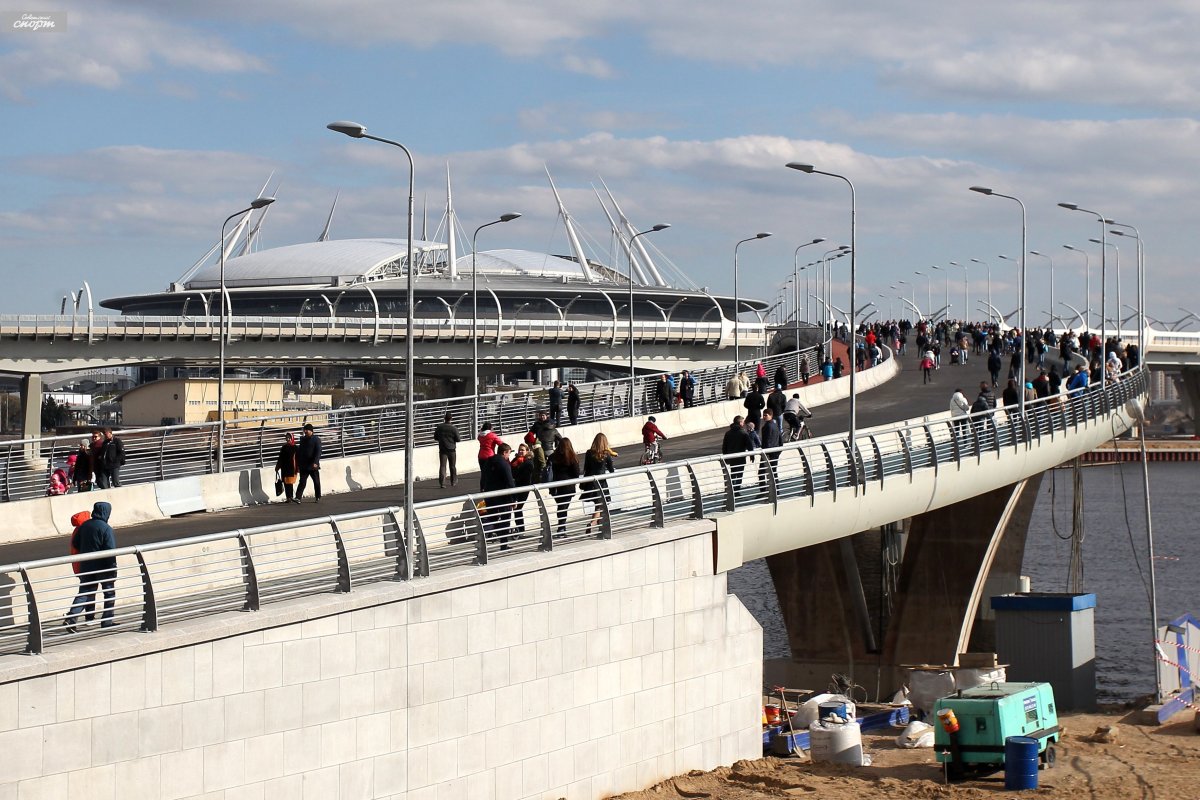 Пешеходный мост к стадиону на Крестовском
