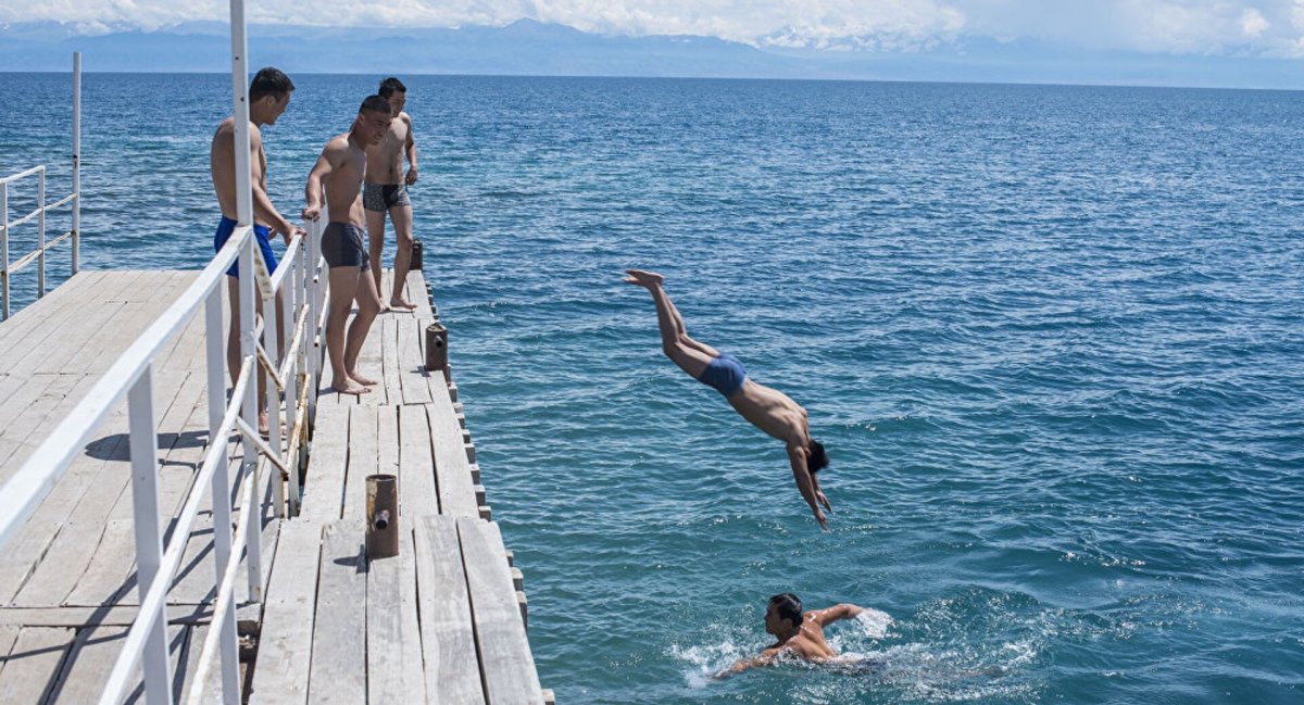Прыгать в море с пирса