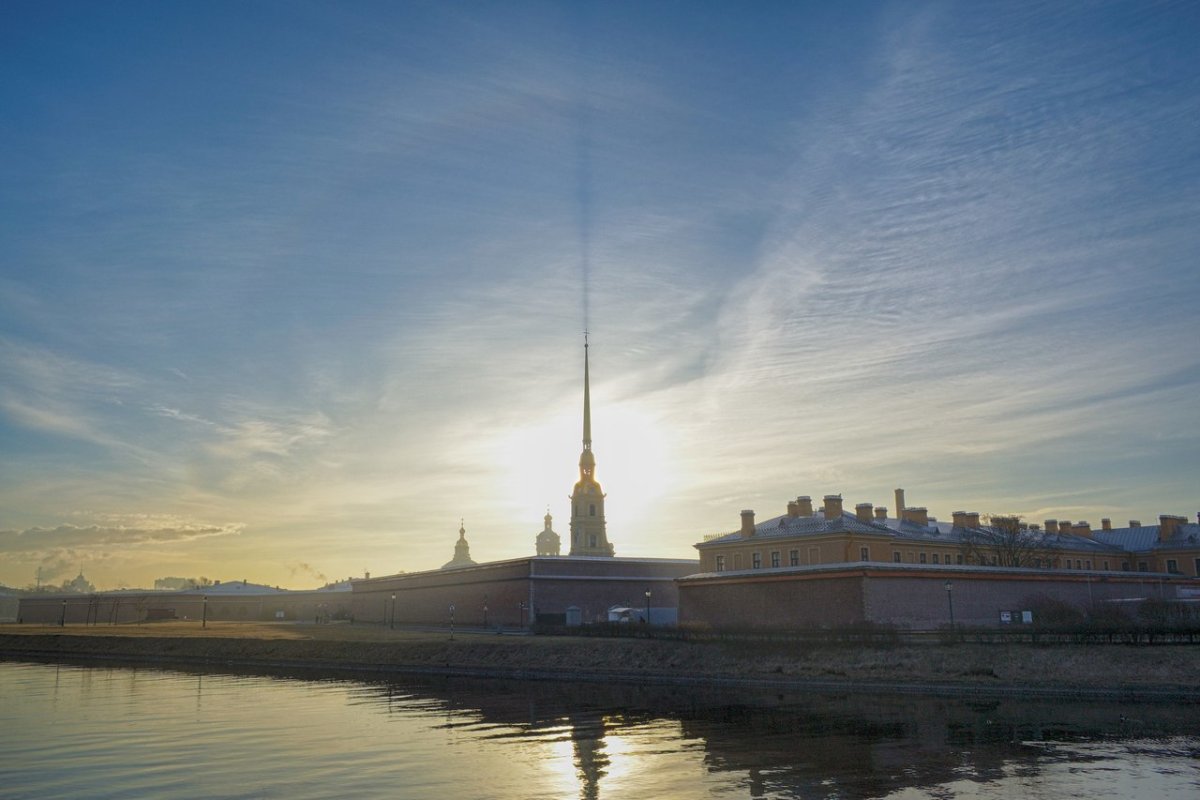 Петропавловская крепость Санкт Петербург в лучах солнца