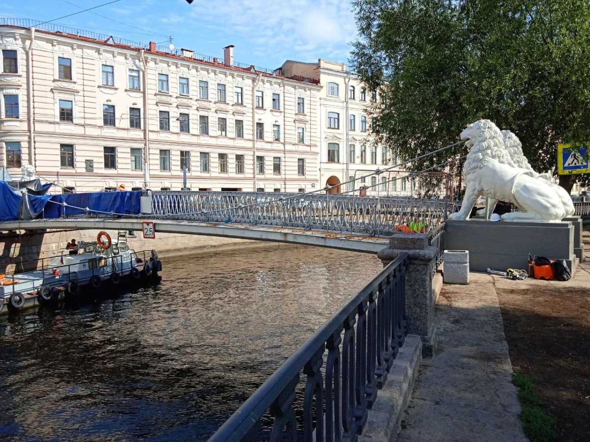 Воскресный петербург. Львиный мост Санкт-Петербург. Львиный мост (Санкт-Петербург) пешеходные мосты Санкт-Петербурга. Мосты в Петербурге львиный мост. Львиный мостик наб канала Грибоедова 101 Санкт-Петербург.