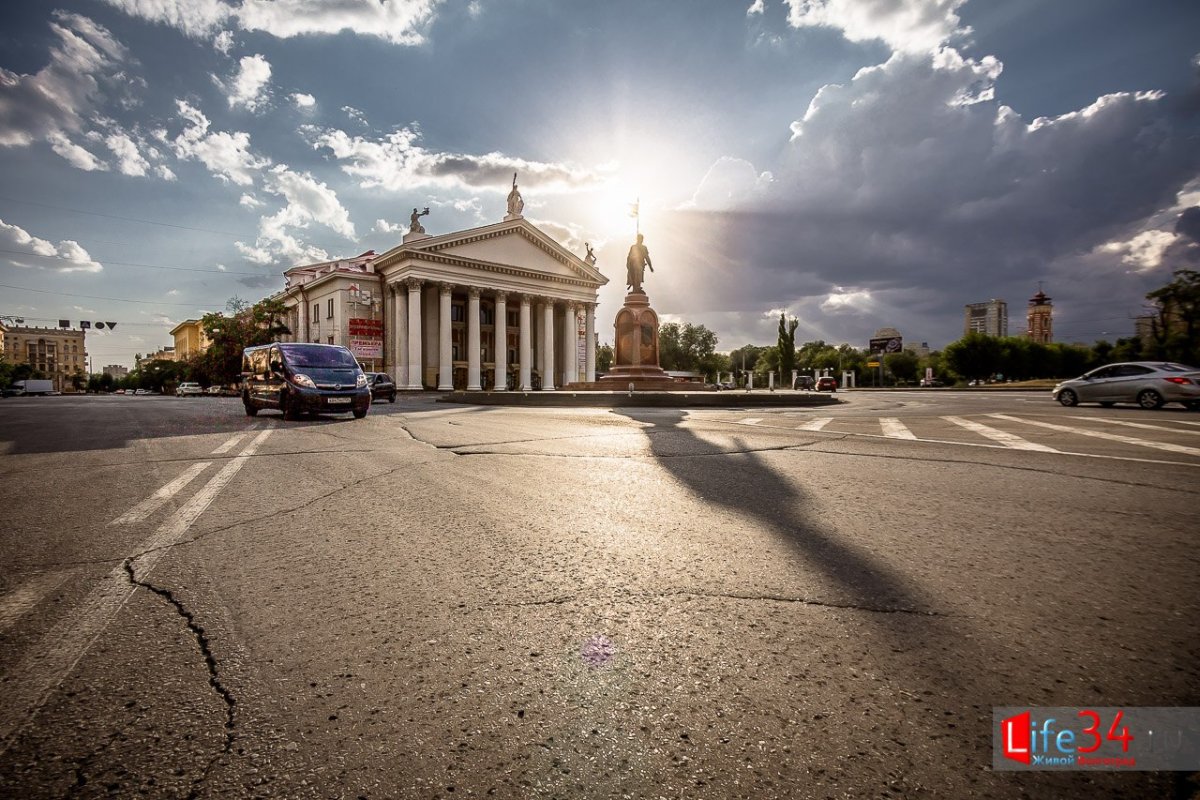 Площадь волгоградской. Волгоград площадь павших. Центральная площадь Волгограда. Площадь павших борцов. Площадь борцов Волгоград.