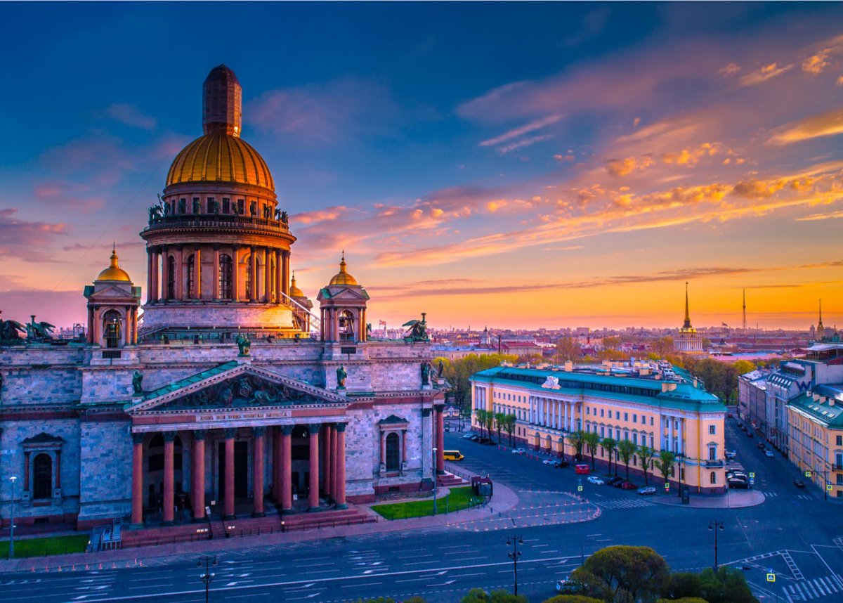 Исаакиевский собор в Санкт-Петербурге вечером