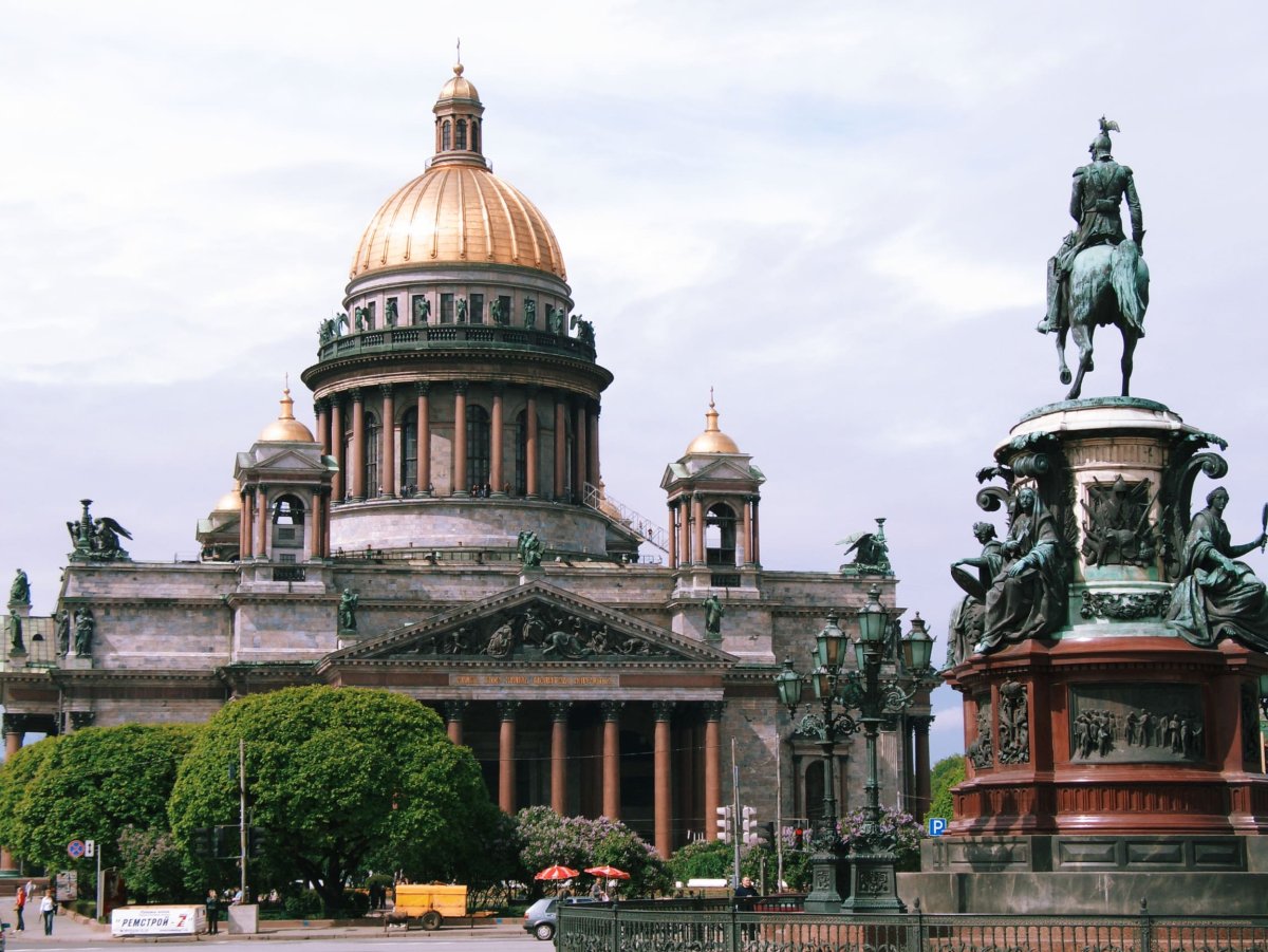 Исаакиевский собор и памятник Николаю 1 в Санкт-Петербурге
