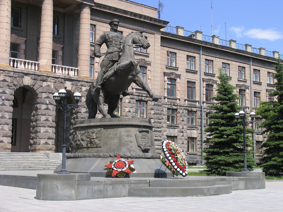 Маршал екатеринбург. Памятник г. к. Жукову (Екатеринбург). Памятник Жукову в Екатеринбурге. Памятник маршалу г к Жукову в Екатеринбурге. Памятник Георгию Жукову в Екатеринбурге.