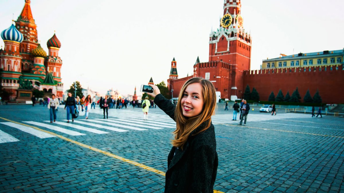 Девушка на красной площади