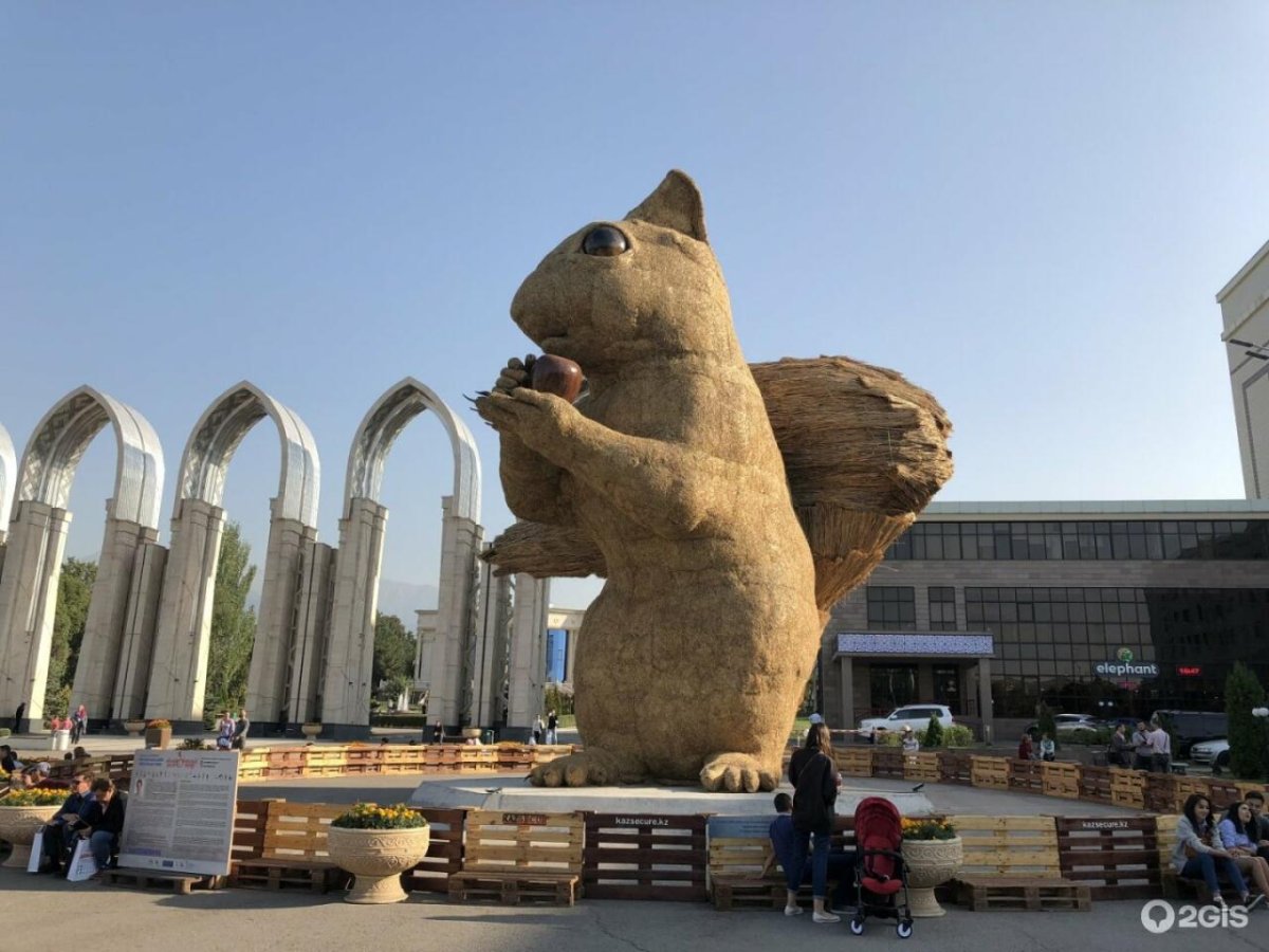 Алматинская белка статуя