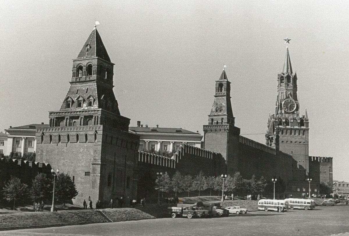 Спасская башня Московского Кремля 1941