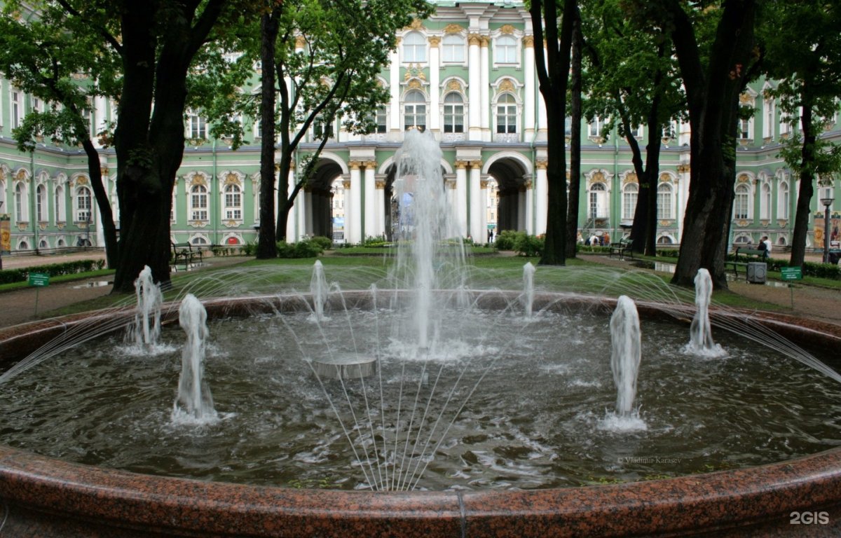 Фонтан в большом парадном дворе Эрмитажа