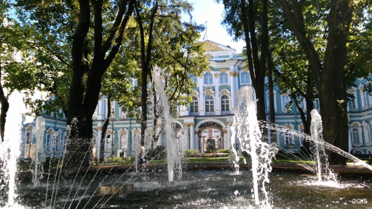 Фонтан у зимнего дворца СПБ
