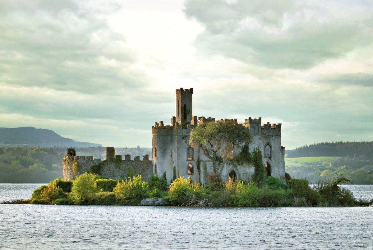 Замок МАКДЕРМОТТ (MCDERMOTT'S Castle) на острове в Ирландии
