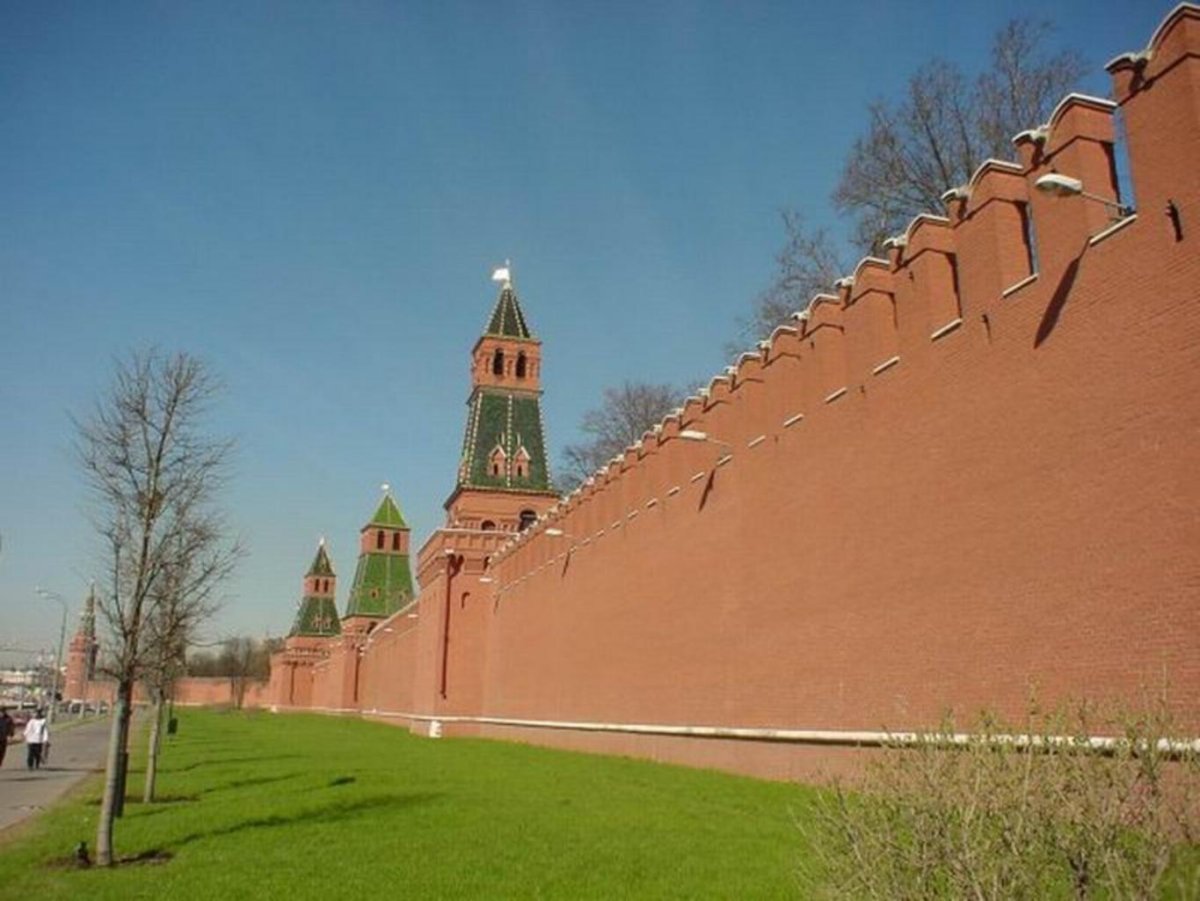 Краснокирпичные стены московского кремля